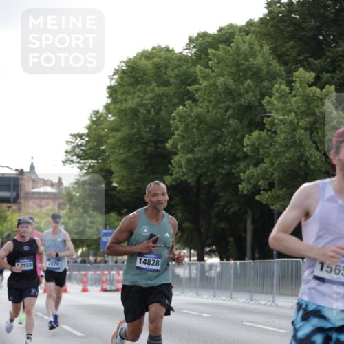 29.06.2025 - hella hamburg halbmarathon Jannik Wohlers http://msf.ph/oto/8186449 29.06.2025 09:43:55 Lombardsbrücke 1122, 2879, 5344, 7231, 7793, 8975, 9047, 9079, 10106, 10173, 10655, 10790, 11877, 14828, 15655, 16118, 17258 meine-sportfotos.de