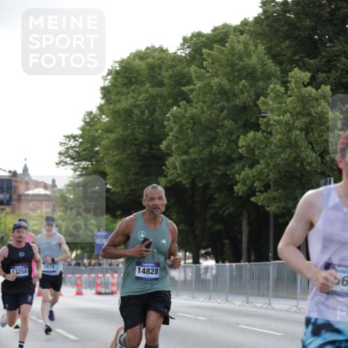 29.06.2025 - hella hamburg halbmarathon Jannik Wohlers http://msf.ph/oto/8186450 29.06.2025 09:43:55 Lombardsbrücke 1122, 2879, 5344, 7231, 7793, 8975, 9047, 9079, 10106, 10173, 10655, 10790, 11877, 14828, 15655, 16118, 17258 meine-sportfotos.de