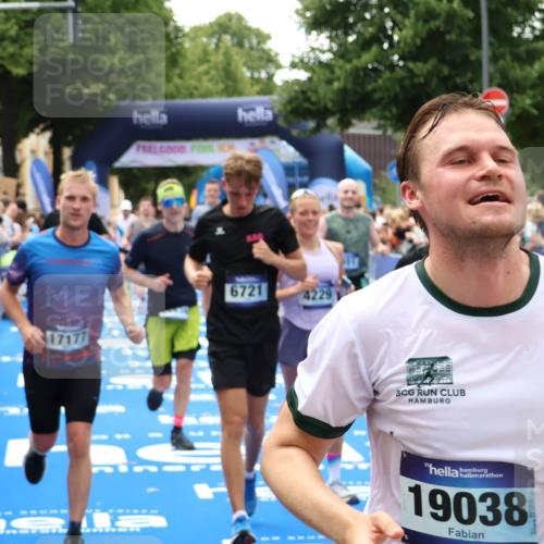 29.06.2025 - hella hamburg halbmarathon Zöllner http://msf.ph/oto/8186451 29.06.2025 10:43:13 Ziel 1675, 4229, 6721, 7026, 7093, 7451, 9833, 10251, 11177, 12153, 12776, 12839, 15255, 15706, 17177, 18304 meine-sportfotos.de