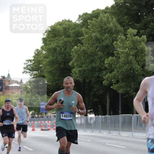 29.06.2025 - hella hamburg halbmarathon Jannik Wohlers http://msf.ph/oto/8186461 29.06.2025 09:43:55 Lombardsbrücke 1122, 2879, 5344, 7231, 7793, 8975, 9047, 9079, 10106, 10173, 10655, 10790, 11877, 14828, 15655, 16118, 17258 meine-sportfotos.de