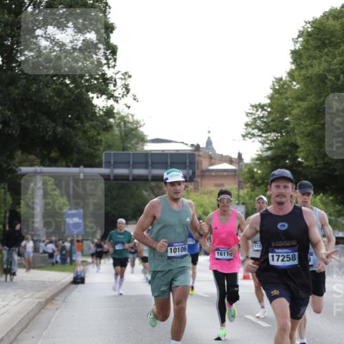 29.06.2025 - hella hamburg halbmarathon Jannik Wohlers http://msf.ph/oto/8186508 29.06.2025 09:43:57 Lombardsbrücke 1122, 2879, 5344, 7231, 7793, 8975, 9079, 10106, 10173, 10655, 10790, 11877, 14828, 15655, 16118, 17258 meine-sportfotos.de
