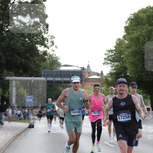 29.06.2025 - hella hamburg halbmarathon Jannik Wohlers http://msf.ph/oto/8186520 29.06.2025 09:43:57 Lombardsbrücke 1122, 2879, 5344, 7231, 7793, 8975, 9079, 10106, 10173, 10655, 10790, 11877, 14828, 15655, 16118, 17258 meine-sportfotos.de