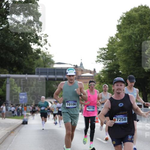 29.06.2025 - hella hamburg halbmarathon Jannik Wohlers http://msf.ph/oto/8186533 29.06.2025 09:43:57 Lombardsbrücke 1122, 2879, 5344, 7231, 7793, 8975, 9079, 10106, 10173, 10655, 10790, 11877, 14828, 15655, 16118, 17258 meine-sportfotos.de