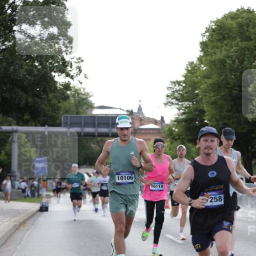 29.06.2025 - hella hamburg halbmarathon Jannik Wohlers http://msf.ph/oto/8186537 29.06.2025 09:43:57 Lombardsbrücke 1122, 2879, 5344, 7231, 7793, 8975, 9079, 10106, 10173, 10655, 10790, 11877, 14828, 15655, 16118, 17258 meine-sportfotos.de