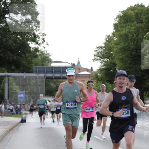29.06.2025 - hella hamburg halbmarathon Jannik Wohlers http://msf.ph/oto/8186542 29.06.2025 09:43:57 Lombardsbrücke 1122, 2879, 5344, 7231, 7793, 8975, 9079, 10106, 10173, 10655, 10790, 11877, 14828, 15655, 16118, 17258 meine-sportfotos.de