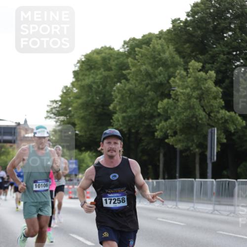 29.06.2025 - hella hamburg halbmarathon Jannik Wohlers http://msf.ph/oto/8186546 29.06.2025 09:43:57 Lombardsbrücke 1122, 2879, 5344, 7231, 7793, 8975, 9079, 10106, 10173, 10655, 10790, 11877, 14828, 15655, 16118, 17258 meine-sportfotos.de