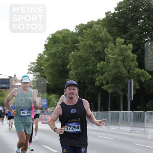 29.06.2025 - hella hamburg halbmarathon Jannik Wohlers http://msf.ph/oto/8186551 29.06.2025 09:43:58 Lombardsbrücke 2879, 3075, 5344, 7793, 8975, 9079, 10106, 10173, 10655, 10790, 11877, 14828, 15655, 16118, 17258 meine-sportfotos.de
