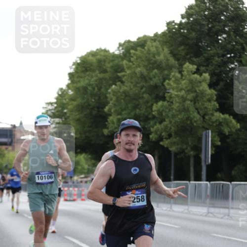 29.06.2025 - hella hamburg halbmarathon Jannik Wohlers http://msf.ph/oto/8186559 29.06.2025 09:43:58 Lombardsbrücke 2879, 3075, 5344, 7793, 8975, 9079, 10106, 10173, 10655, 10790, 11877, 14828, 15655, 16118, 17258 meine-sportfotos.de