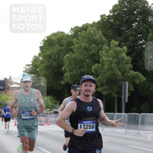 29.06.2025 - hella hamburg halbmarathon Jannik Wohlers http://msf.ph/oto/8186575 29.06.2025 09:43:58 Lombardsbrücke 2879, 3075, 5344, 7793, 8975, 9079, 10106, 10173, 10655, 10790, 11877, 14828, 15655, 16118, 17258 meine-sportfotos.de
