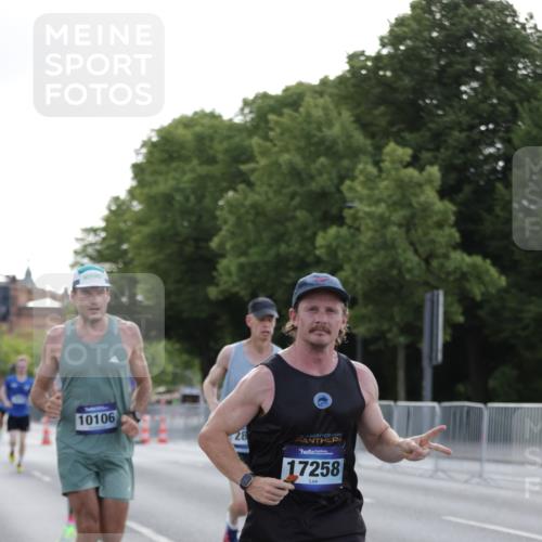 29.06.2025 - hella hamburg halbmarathon Jannik Wohlers http://msf.ph/oto/8186584 29.06.2025 09:43:58 Lombardsbrücke 2879, 3075, 5344, 7793, 8975, 9079, 10106, 10173, 10655, 10790, 11877, 14828, 15655, 16118, 17258 meine-sportfotos.de