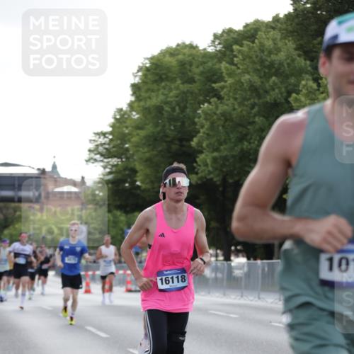 29.06.2025 - hella hamburg halbmarathon Jannik Wohlers http://msf.ph/oto/8186650 29.06.2025 09:43:59 Lombardsbrücke 2879, 3075, 5344, 7793, 8975, 9079, 10106, 10173, 10655, 10790, 11877, 13779, 14828, 15655, 16118, 17258 meine-sportfotos.de