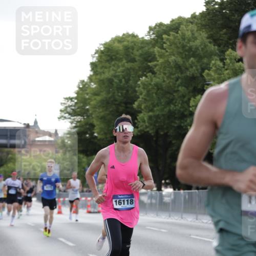 29.06.2025 - hella hamburg halbmarathon Jannik Wohlers http://msf.ph/oto/8186658 29.06.2025 09:43:59 Lombardsbrücke 2879, 3075, 5344, 7793, 8975, 9079, 10106, 10173, 10655, 10790, 11877, 13779, 14828, 15655, 16118, 17258 meine-sportfotos.de