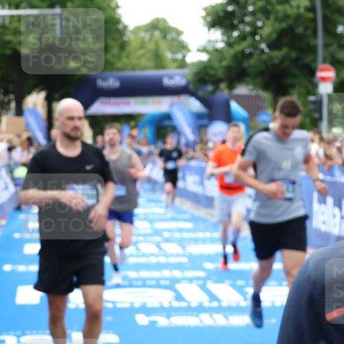 29.06.2025 - hella hamburg halbmarathon Zöllner http://msf.ph/oto/8186665 29.06.2025 10:43:16 Ziel 1675, 7026, 7093, 10251, 11177, 12153, 15255, 15706, 16314, 16997, 18304 meine-sportfotos.de