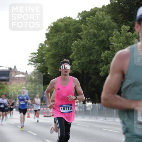 29.06.2025 - hella hamburg halbmarathon Jannik Wohlers http://msf.ph/oto/8186667 29.06.2025 09:43:59 Lombardsbrücke 2879, 3075, 5344, 7793, 8975, 9079, 10106, 10173, 10655, 10790, 11877, 13779, 14828, 15655, 16118, 17258 meine-sportfotos.de