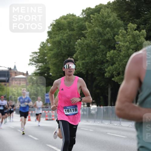29.06.2025 - hella hamburg halbmarathon Jannik Wohlers http://msf.ph/oto/8186674 29.06.2025 09:43:59 Lombardsbrücke 2879, 3075, 5344, 7793, 8975, 9079, 10106, 10173, 10655, 10790, 11877, 13779, 14828, 15655, 16118, 17258 meine-sportfotos.de