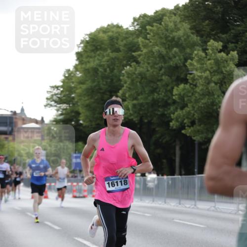 29.06.2025 - hella hamburg halbmarathon Jannik Wohlers http://msf.ph/oto/8186685 29.06.2025 09:43:59 Lombardsbrücke 2879, 3075, 5344, 7793, 8975, 9079, 10106, 10173, 10655, 10790, 11877, 13779, 14828, 15655, 16118, 17258 meine-sportfotos.de