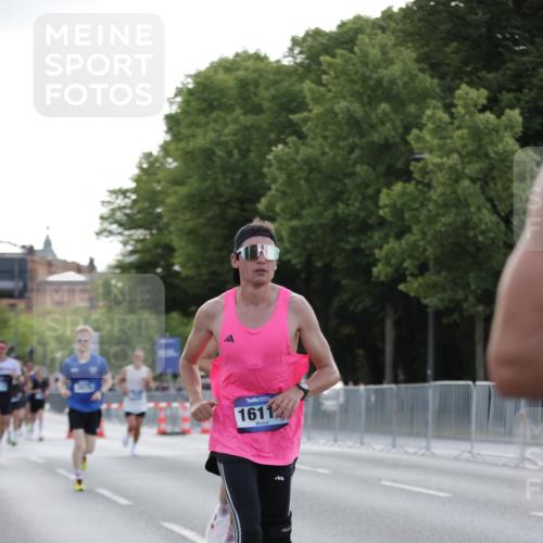 29.06.2025 - hella hamburg halbmarathon Jannik Wohlers http://msf.ph/oto/8186691 29.06.2025 09:43:59 Lombardsbrücke 2879, 3075, 5344, 7793, 8975, 9079, 10106, 10173, 10655, 10790, 11877, 13779, 14828, 15655, 16118, 17258 meine-sportfotos.de