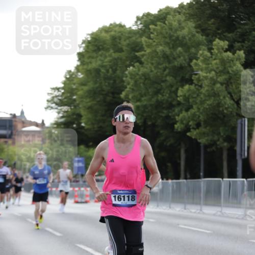 29.06.2025 - hella hamburg halbmarathon Jannik Wohlers http://msf.ph/oto/8186695 29.06.2025 09:43:59 Lombardsbrücke 2879, 3075, 5344, 7793, 8975, 9079, 10106, 10173, 10655, 10790, 11877, 13779, 14828, 15655, 16118, 17258 meine-sportfotos.de