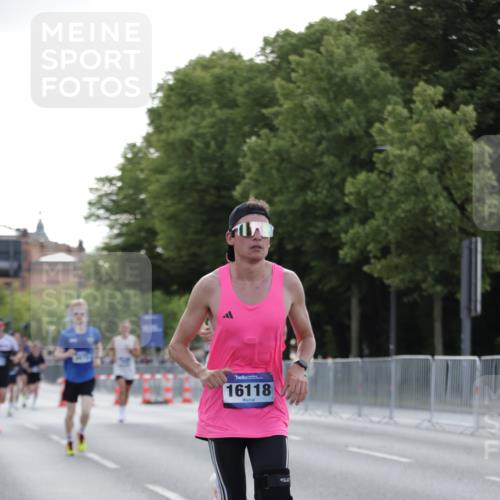 29.06.2025 - hella hamburg halbmarathon Jannik Wohlers http://msf.ph/oto/8186701 29.06.2025 09:43:59 Lombardsbrücke 2879, 3075, 5344, 7793, 8975, 9079, 10106, 10173, 10655, 10790, 11877, 13779, 14828, 15655, 16118, 17258 meine-sportfotos.de