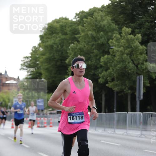29.06.2025 - hella hamburg halbmarathon Jannik Wohlers http://msf.ph/oto/8186714 29.06.2025 09:44:00 Lombardsbrücke 2879, 3075, 5344, 7793, 8975, 9079, 10106, 10173, 10655, 10790, 11877, 13779, 14828, 15655, 16118, 17258, 19114 meine-sportfotos.de