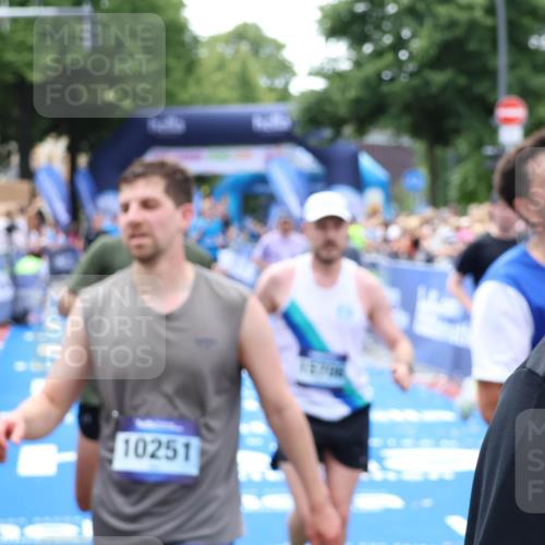 29.06.2025 - hella hamburg halbmarathon Zöllner http://msf.ph/oto/8186733 29.06.2025 10:43:19 Ziel 1675, 3109, 3124, 3146, 7026, 7093, 10099, 15706, 16314, 16997, 18304 meine-sportfotos.de