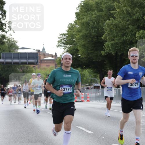 29.06.2025 - hella hamburg halbmarathon Jannik Wohlers http://msf.ph/oto/8186837 29.06.2025 09:44:03 Lombardsbrücke 2879, 3075, 3968, 5344, 8975, 9079, 10106, 10173, 10790, 11877, 13779, 14828, 15576, 15655, 16118, 17258, 18699, 19114 meine-sportfotos.de