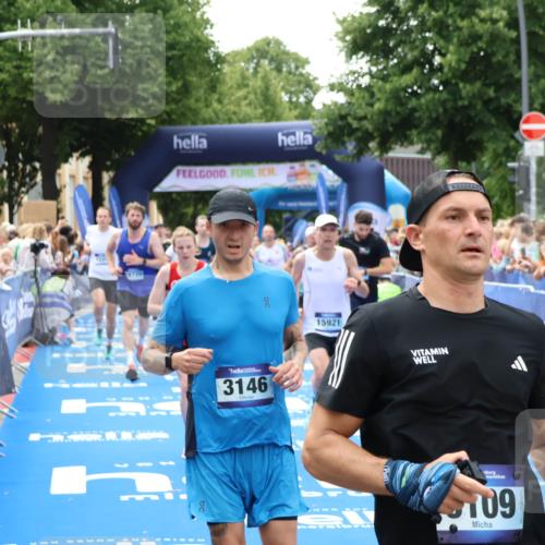 29.06.2025 - hella hamburg halbmarathon Zöllner http://msf.ph/oto/8186854 29.06.2025 10:43:27 Ziel 2653, 3109, 3124, 3146, 3928, 5506, 8664, 10237, 13348, 15921, 16720, 17391, 18274, 18942, 18987, 19009, 19051 meine-sportfotos.de