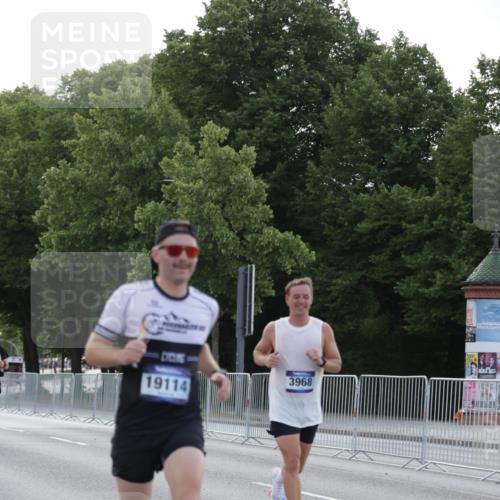29.06.2025 - hella hamburg halbmarathon Jannik Wohlers http://msf.ph/oto/8186972 29.06.2025 09:44:05 Lombardsbrücke 1065, 2879, 3075, 3968, 5344, 7349, 8975, 9079, 10106, 10173, 10790, 11877, 12369, 13779, 14828, 15576, 15655, 15880, 16118, 17258, 17354, 18699, 19114 meine-sportfotos.de