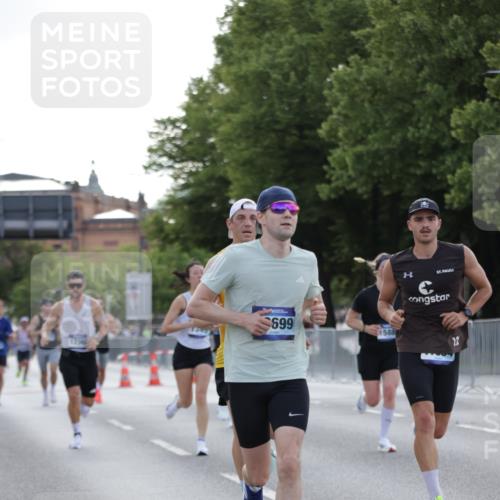 29.06.2025 - hella hamburg halbmarathon Jannik Wohlers http://msf.ph/oto/8187146 29.06.2025 09:44:07 Lombardsbrücke 1065, 2879, 3075, 3968, 5344, 7349, 8975, 9079, 10106, 10173, 10790, 11877, 12337, 12369, 13779, 14828, 15576, 15655, 15880, 16118, 17258, 17354, 18699, 19114 meine-sportfotos.de