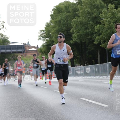 29.06.2025 - hella hamburg halbmarathon Jannik Wohlers http://msf.ph/oto/8187300 29.06.2025 09:44:11 Lombardsbrücke 1065, 2021, 2879, 3075, 3845, 3968, 4678, 7349, 10106, 11877, 12337, 12369, 13779, 14828, 15268, 15576, 15583, 15880, 16118, 17258, 17354, 18567, 18699, 19114 meine-sportfotos.de