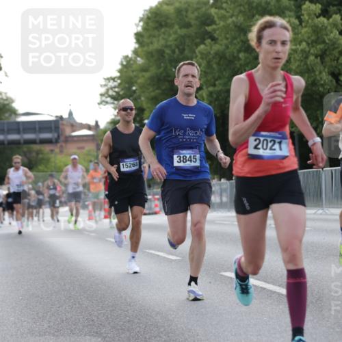 29.06.2025 - hella hamburg halbmarathon Jannik Wohlers http://msf.ph/oto/8187556 29.06.2025 09:44:15 Lombardsbrücke 1065, 2021, 3075, 3845, 3968, 4678, 7349, 11877, 12337, 12369, 13779, 15268, 15576, 15583, 15880, 17354, 18567, 18699, 19114 meine-sportfotos.de
