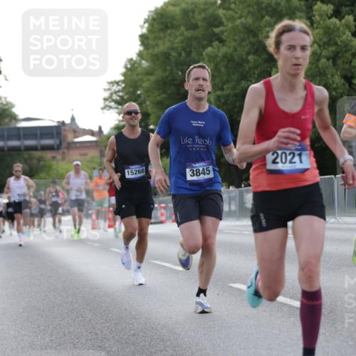 29.06.2025 - hella hamburg halbmarathon Jannik Wohlers http://msf.ph/oto/8187567 29.06.2025 09:44:15 Lombardsbrücke 1065, 2021, 3075, 3845, 3968, 4678, 7349, 11877, 12337, 12369, 13779, 15268, 15576, 15583, 15880, 17354, 18567, 18699, 19114 meine-sportfotos.de