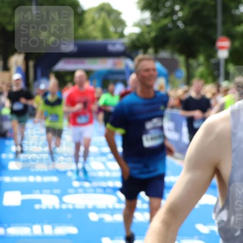 29.06.2025 - hella hamburg halbmarathon Zöllner http://msf.ph/oto/8187737 29.06.2025 10:43:45 Ziel 1976, 3116, 4318, 6903, 6991, 9114, 9159, 11153, 11848, 13421, 14201, 14210, 14690, 15328, 15932, 16105, 17912, 18449, 19090 meine-sportfotos.de