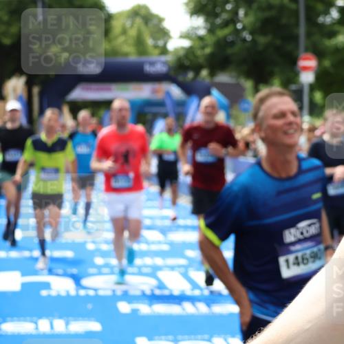 29.06.2025 - hella hamburg halbmarathon Zöllner http://msf.ph/oto/8187787 29.06.2025 10:43:46 Ziel 1976, 3116, 4318, 6903, 6991, 9114, 9159, 11153, 11848, 13421, 14201, 14210, 15328, 15512, 15932, 16062, 16105, 18449, 19090 meine-sportfotos.de