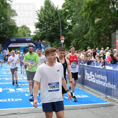 29.06.2025 - hella hamburg halbmarathon Zöllner http://msf.ph/oto/8188220 29.06.2025 10:44:00 Ziel 3697, 3907, 4981, 8063, 8145, 8900, 10493, 10596, 11809, 12438, 12966, 14861, 15383, 16549, 17376, 17403, 17516, 18678 meine-sportfotos.de