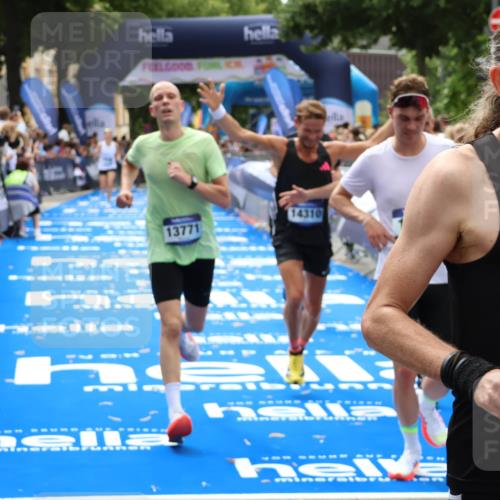 29.06.2025 - hella hamburg halbmarathon Zöllner http://msf.ph/oto/8188259 29.06.2025 10:33:55 Ziel 1743, 2228, 2243, 10865, 13771, 14310, 14466, 15500, 16243 meine-sportfotos.de
