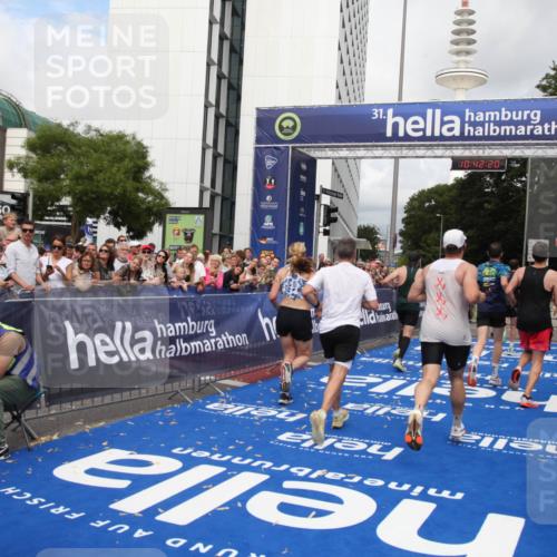 29.06.2025 - hella hamburg halbmarathon Michael Strokosch http://msf.ph/oto/8188278 29.06.2025 10:42:19 Ziel 1903, 2675, 5682, 7765, 7865, 9365, 13709, 13746, 14811, 14899, 15270, 16626, 16660, 17182, 17363, 18772, 18802 meine-sportfotos.de