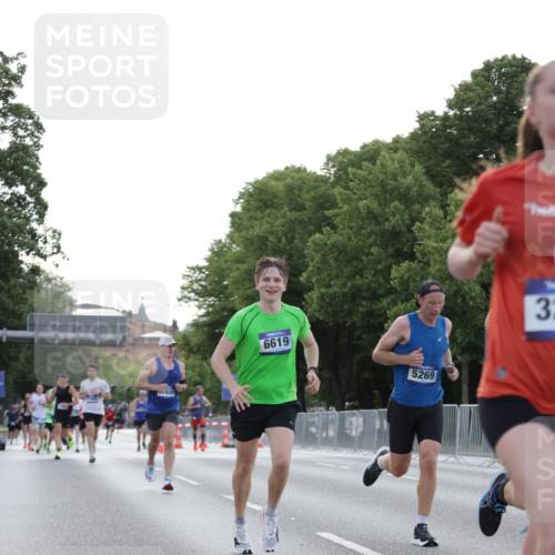 29.06.2025 - hella hamburg halbmarathon Jannik Wohlers http://msf.ph/oto/8188283 29.06.2025 09:44:32 Lombardsbrücke 1827, 3201, 5269, 5367, 6619, 8473, 8731, 10156, 10848, 12287, 12900, 13838, 13956, 14164, 15268, 15583, 16377, 16508, 16736, 17488, 18874 meine-sportfotos.de