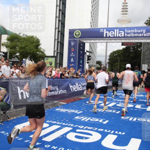 29.06.2025 - hella hamburg halbmarathon Michael Strokosch http://msf.ph/oto/8188288 29.06.2025 10:42:19 Ziel 1903, 2675, 5682, 7765, 7865, 9365, 13709, 13746, 14811, 14899, 15270, 16626, 16660, 17182, 17363, 18772, 18802 meine-sportfotos.de
