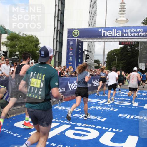 29.06.2025 - hella hamburg halbmarathon Michael Strokosch http://msf.ph/oto/8188300 29.06.2025 10:42:20 Ziel 1312, 1903, 2675, 7765, 7865, 9365, 13709, 13746, 14811, 14899, 15270, 16626, 16660, 17182, 17363, 18772, 18802 meine-sportfotos.de