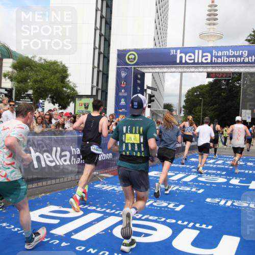 29.06.2025 - hella hamburg halbmarathon Michael Strokosch http://msf.ph/oto/8188308 29.06.2025 10:42:20 Ziel 1312, 1903, 2675, 7765, 7865, 9365, 13709, 13746, 14811, 14899, 15270, 16626, 16660, 17182, 17363, 18772, 18802 meine-sportfotos.de
