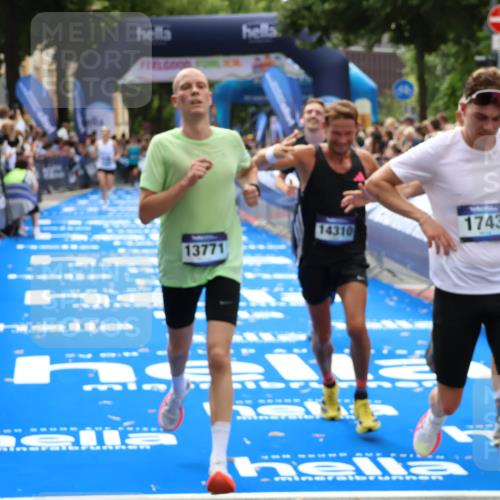 29.06.2025 - hella hamburg halbmarathon Zöllner http://msf.ph/oto/8188309 29.06.2025 10:33:55 Ziel 1743, 2228, 2243, 10865, 13771, 14310, 14466, 15500, 16243 meine-sportfotos.de