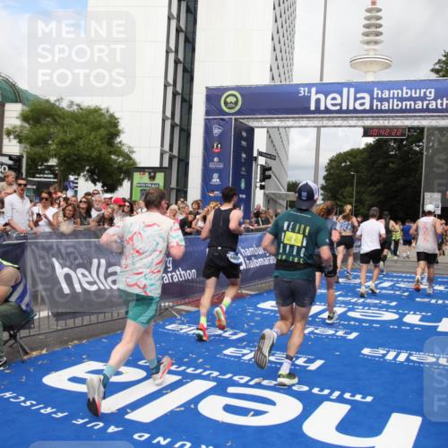 29.06.2025 - hella hamburg halbmarathon Michael Strokosch http://msf.ph/oto/8188314 29.06.2025 10:42:21 Ziel 1312, 1903, 2675, 6770, 7765, 7865, 9365, 13709, 13746, 13807, 14811, 14899, 15270, 16626, 16660, 17182, 18802 meine-sportfotos.de