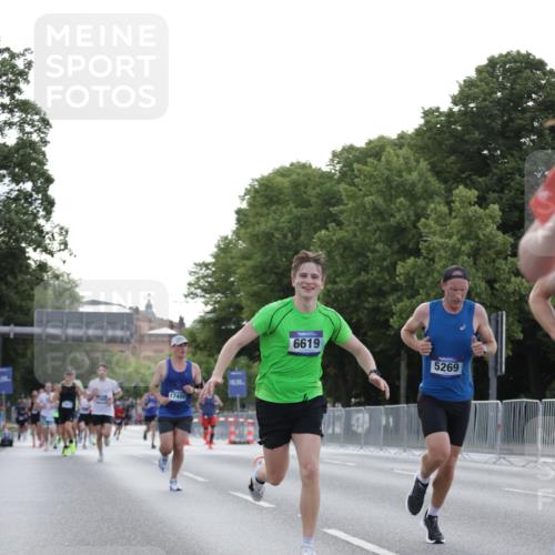 29.06.2025 - hella hamburg halbmarathon Jannik Wohlers http://msf.ph/oto/8188321 29.06.2025 09:44:32 Lombardsbrücke 1827, 3201, 5269, 5367, 6619, 8473, 8731, 10156, 10848, 12287, 12900, 13838, 13956, 14164, 15268, 15583, 16377, 16508, 16736, 17488, 18874 meine-sportfotos.de