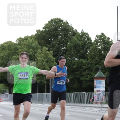 29.06.2025 - hella hamburg halbmarathon Jannik Wohlers http://msf.ph/oto/8188340 29.06.2025 09:44:32 Lombardsbrücke 1827, 3201, 5269, 5367, 6619, 8473, 8731, 10156, 10848, 12287, 12900, 13838, 13956, 14164, 15268, 15583, 16377, 16508, 16736, 17488, 18874 meine-sportfotos.de