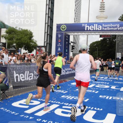 29.06.2025 - hella hamburg halbmarathon Michael Strokosch http://msf.ph/oto/8188350 29.06.2025 10:42:23 Ziel 1312, 1903, 2675, 6639, 6770, 7865, 9365, 13709, 13746, 13807, 14226, 14811, 14899, 15270, 15654, 16281, 16660, 17182 meine-sportfotos.de