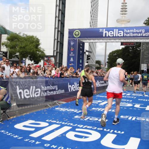 29.06.2025 - hella hamburg halbmarathon Michael Strokosch http://msf.ph/oto/8188365 29.06.2025 10:42:23 Ziel 1312, 1903, 2675, 6639, 6770, 7865, 9365, 13709, 13746, 13807, 14226, 14811, 14899, 15270, 15654, 16281, 16660, 17182 meine-sportfotos.de