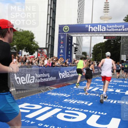 29.06.2025 - hella hamburg halbmarathon Michael Strokosch http://msf.ph/oto/8188377 29.06.2025 10:42:23 Ziel 1312, 1903, 2675, 6639, 6770, 7865, 9365, 13709, 13746, 13807, 14226, 14811, 14899, 15270, 15654, 16281, 16660, 17182 meine-sportfotos.de