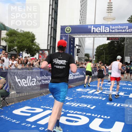29.06.2025 - hella hamburg halbmarathon Michael Strokosch http://msf.ph/oto/8188387 29.06.2025 10:42:24 Ziel 1312, 1903, 2675, 6639, 6770, 7865, 11907, 13746, 13807, 14226, 14811, 15175, 15270, 15654, 16281, 16660, 17182, 18330 meine-sportfotos.de