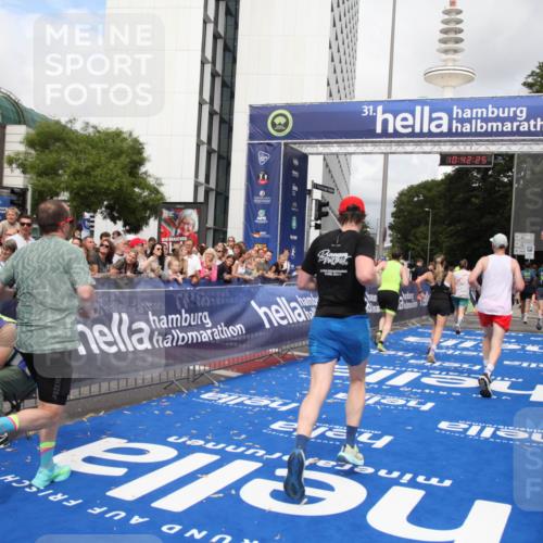 29.06.2025 - hella hamburg halbmarathon Michael Strokosch http://msf.ph/oto/8188395 29.06.2025 10:42:24 Ziel 1312, 1903, 2675, 6639, 6770, 7865, 11907, 13746, 13807, 14226, 14811, 15175, 15270, 15654, 16281, 16660, 17182, 18330 meine-sportfotos.de